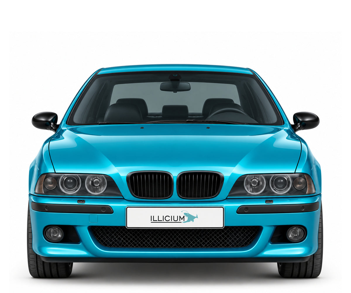BMW E39 · LCI – M5 · klare Gläser mit Corona-Ringen, Frontansicht in Türkis Metallic mit schwarzen Anbauteilen und ILLICIUM-Kennzeichen