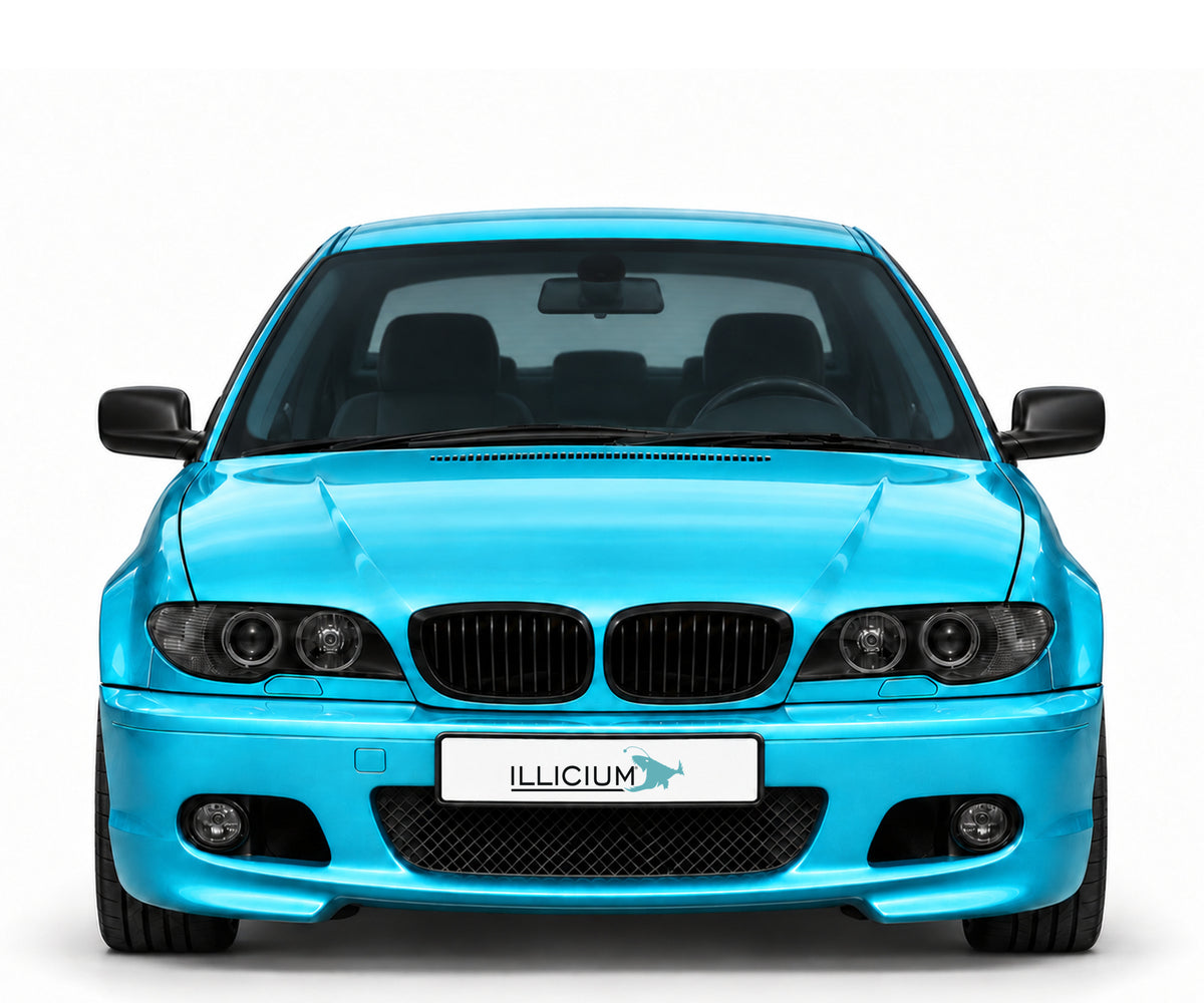 BMW E46 Coupé / Cabrio · LCI – 330Ci Sport Coupé 2004, Frontansicht in Türkis Metallic mit schwarzen Anbauteilen und ILLICIUM-Kennzeichen