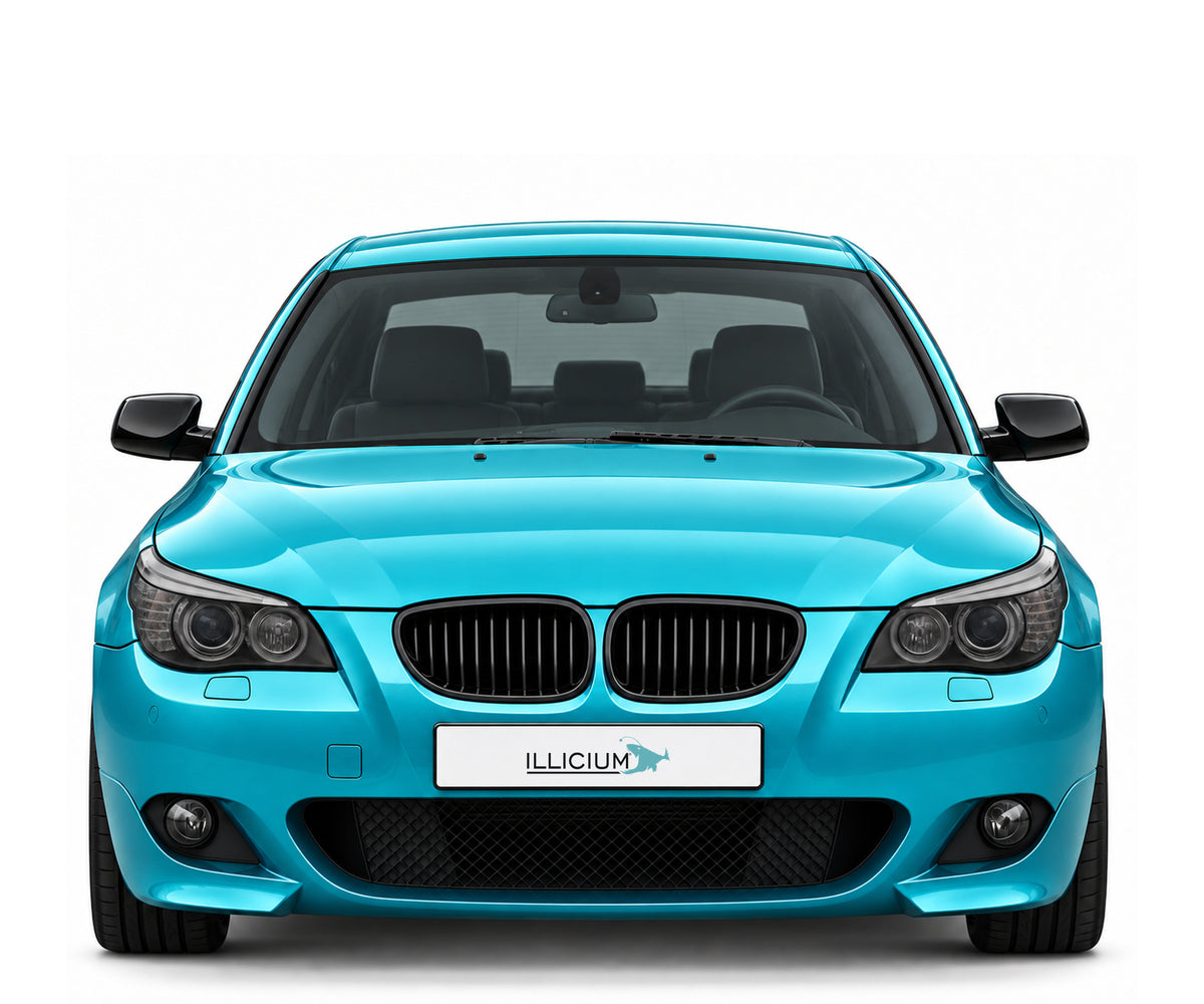 BMW E60 / E61 · LCI – 530i M Sport Limousine · Xenon, Frontansicht in Türkis Metallic mit schwarzen Anbauteilen und ILLICIUM-Kennzeichen