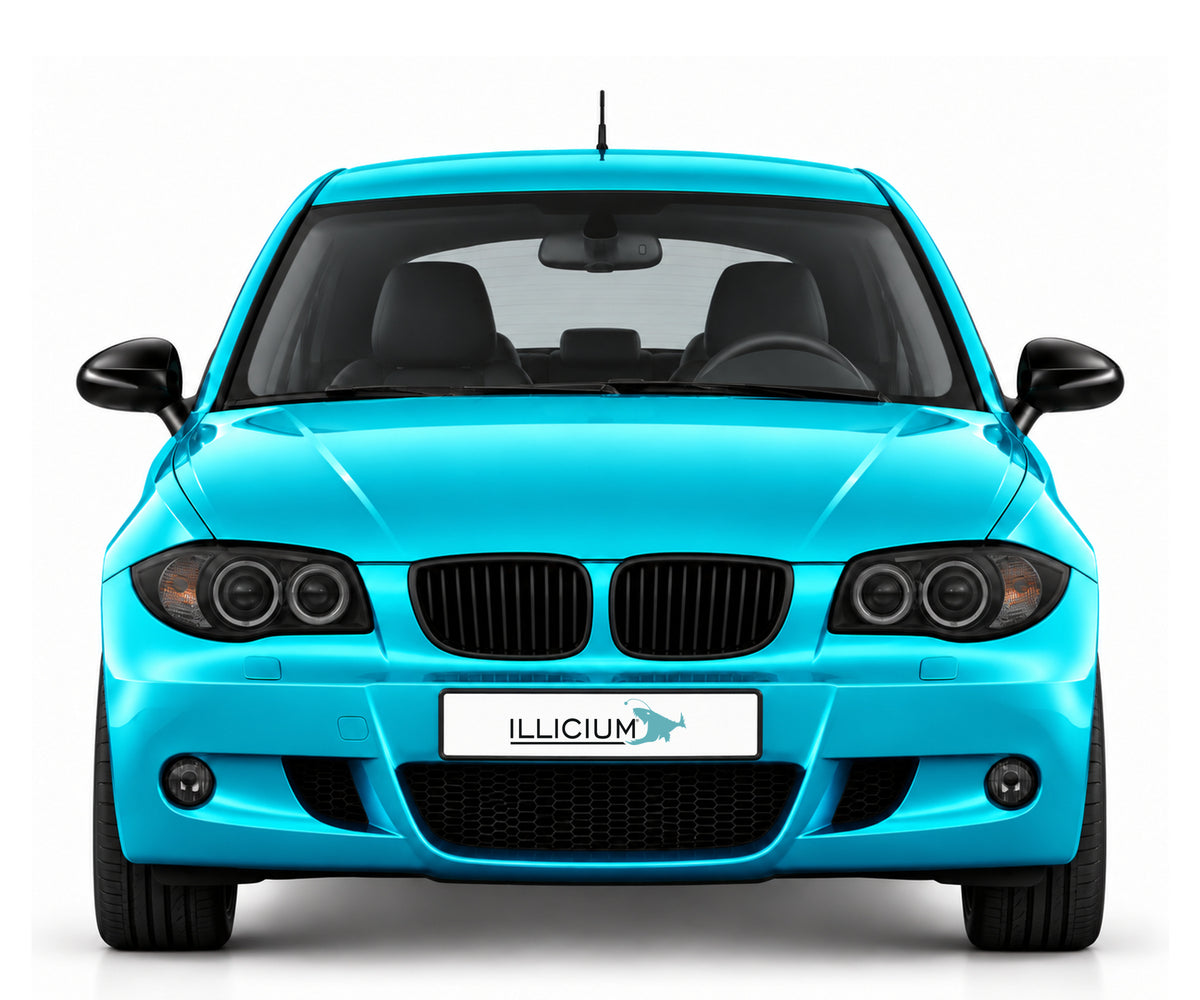 BMW 1er E87 130i mit M-Paket – Frontansicht in Türkis mit ILLICIUM-Kennzeichen