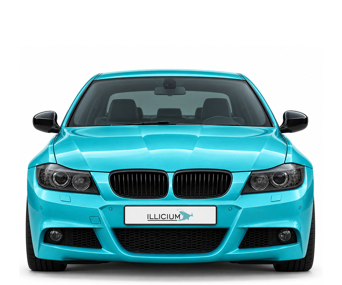 BMW E90 / E91 · LCI – 335i M Sport Limousine, Frontansicht in Türkis Metallic mit schwarzen Anbauteilen und ILLICIUM-Kennzeichen
