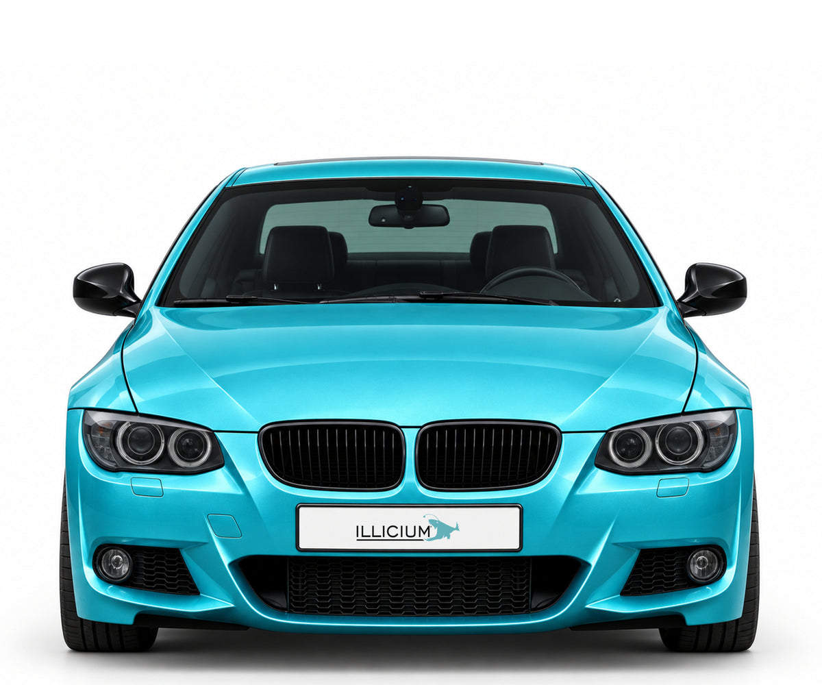 BMW E92 / E93 · LCI – 335i xDrive M Sport Coupé, Frontansicht in Türkis Metallic mit schwarzen Anbauteilen und ILLICIUM-Kennzeichen