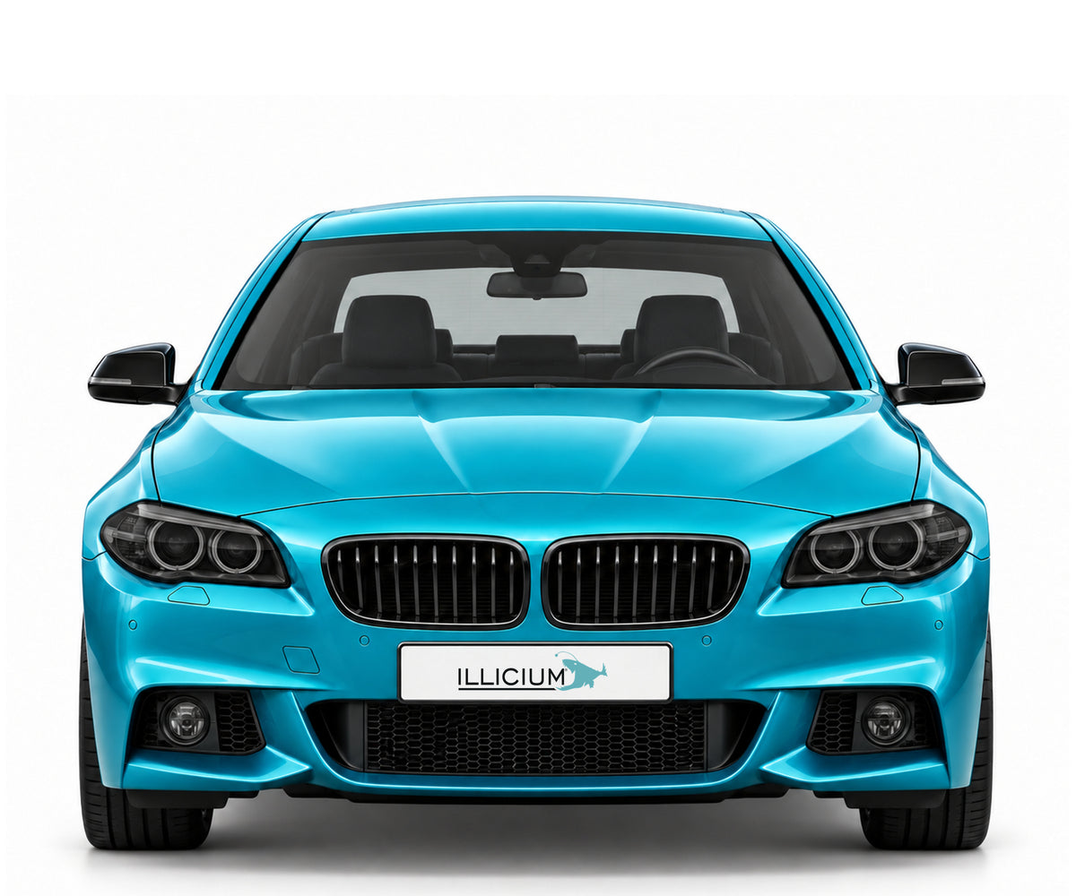 BMW F10 / F11 · LCI – 5er Limousine M Sport · Xenon, Frontansicht in Türkis Metallic mit schwarzen Anbauteilen und ILLICIUM-Kennzeichen