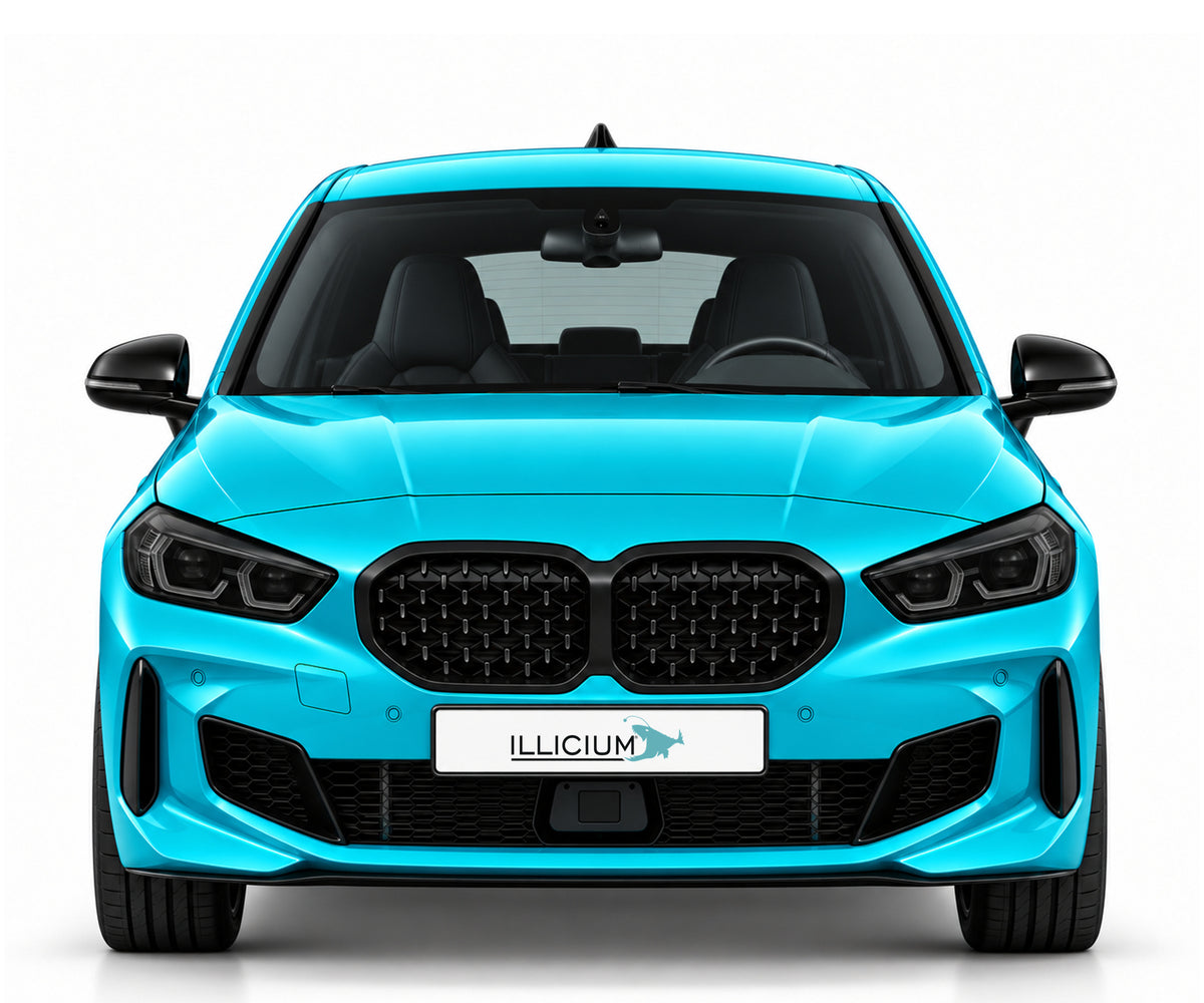 BMW 1er F40 M135i xDrive – Frontansicht in Türkis mit ILLICIUM-Kennzeichen
