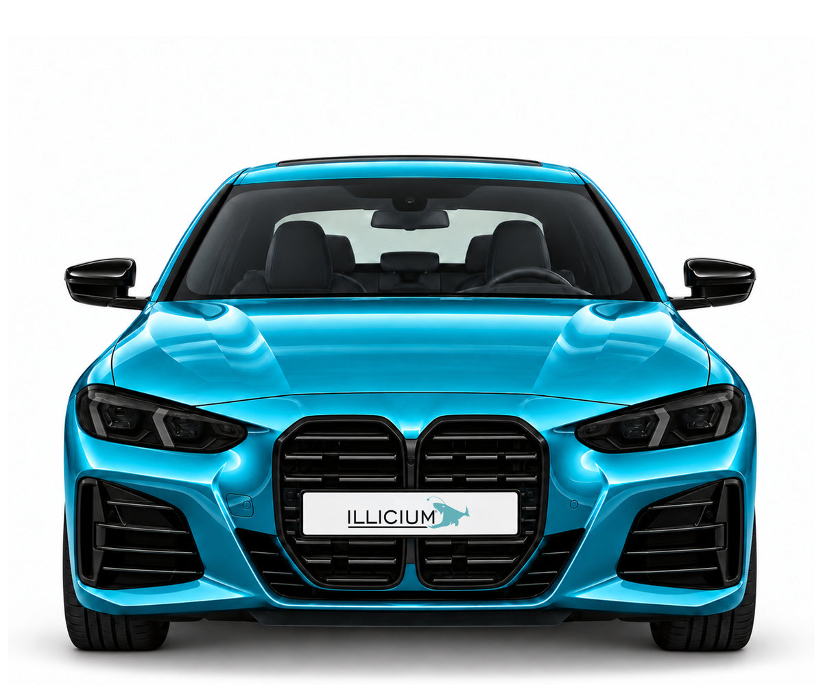 BMW 4er G22 · Facelift – Frontansicht in Türkis Metallic mit schwarzen Anbauteilen, dunklen ausgeschalteten Leuchten und Original-ILLICIUM-Kennzeichen
