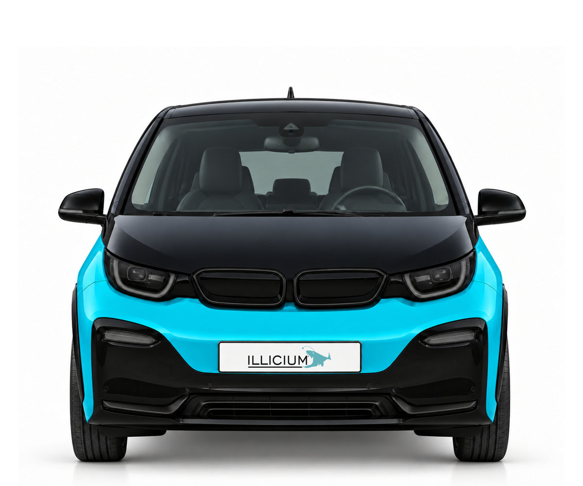 BMW i3s · Facelift – Sportlicher i3s I01 ab2017 mit horizontalen Blinkern und eigener Frontschürze. Frontansicht in Türkis Metallic mit schwarzem Black-Belt-Bereich, dunklen Optiken und Original-ILLICIUM-Kennzeichen