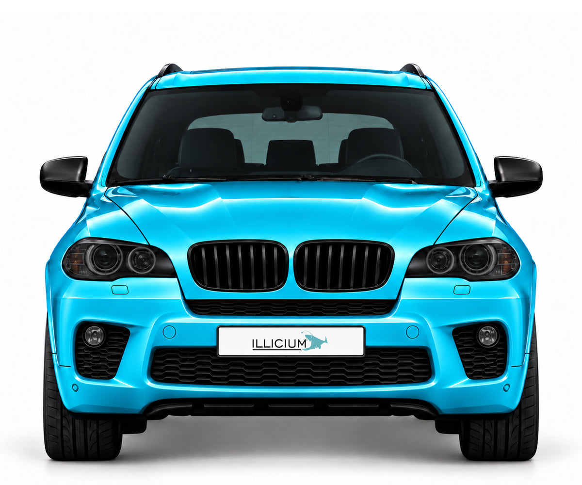 BMW X5 E70 · M Sport Facelift – Frontansicht in Türkis Metallic, schwarze Anbauteile, ausgeschaltete dunkle Scheinwerfer und Original-ILLICIUM-Kennzeichen