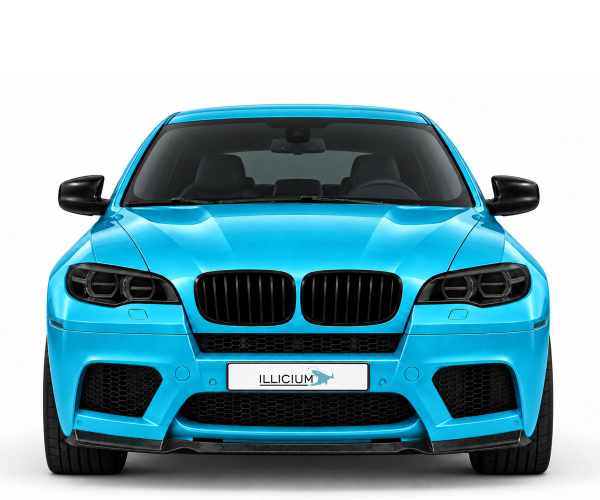 BMW X6 E71 · M Facelift – Frontansicht in Türkis Metallic, schwarze Anbauteile, ausgeschaltete dunkle Scheinwerfer und Original-ILLICIUM-Kennzeichen