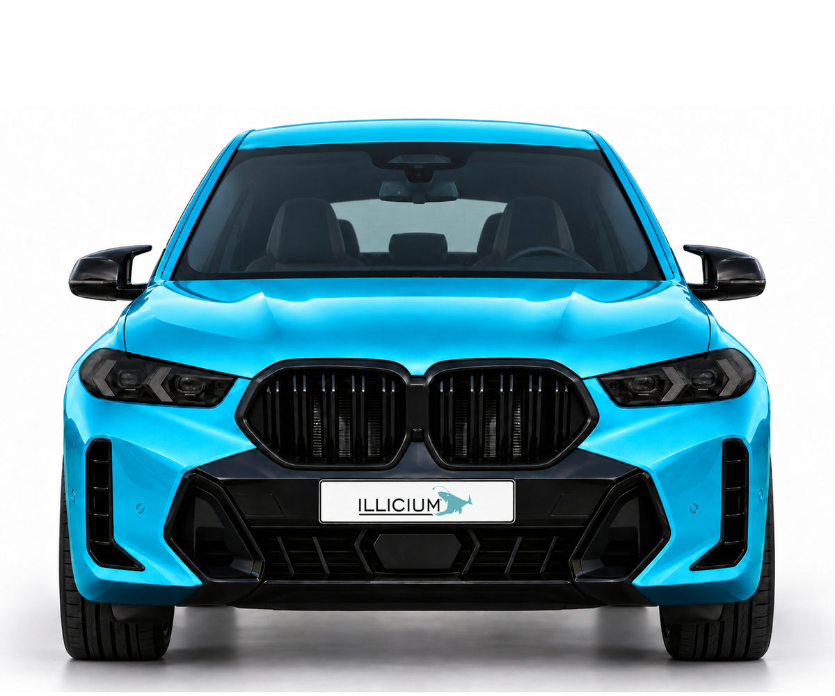 BMW X6 G06 · M60i Facelift – Frontansicht in Türkis Metallic, schwarze Anbauteile, ausgeschaltete dunkle Scheinwerfer und Original-ILLICIUM-Kennzeichen