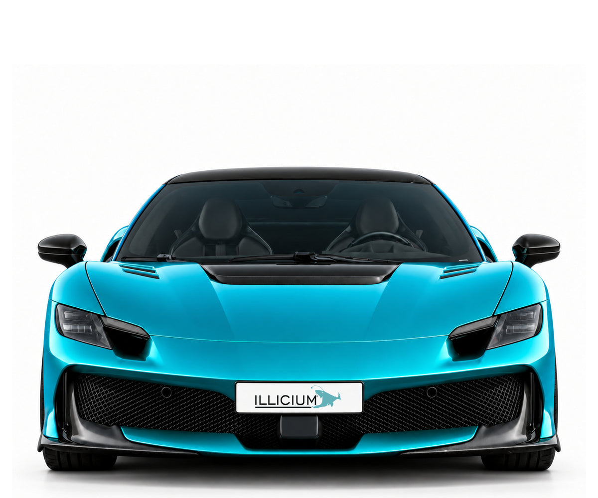 Ferrari 296 Speciale – Frontansicht in Türkis Metallic mit Original-ILLICIUM-Kennzeichen; Produktillustration