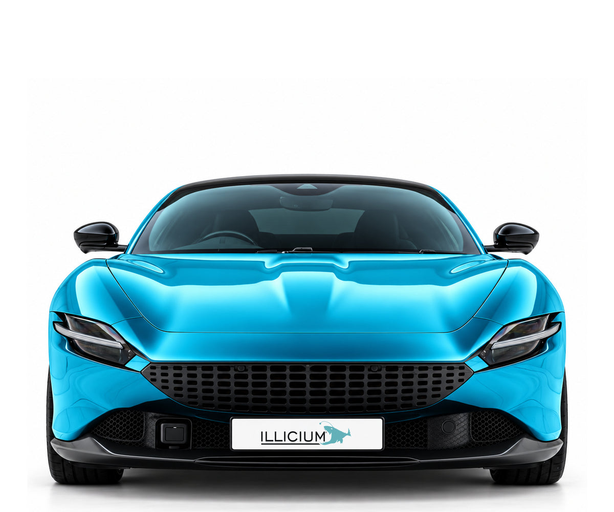 Ferrari Roma Coupé – Frontansicht in Türkis Metallic mit Original-ILLICIUM-Kennzeichen; Produktillustration