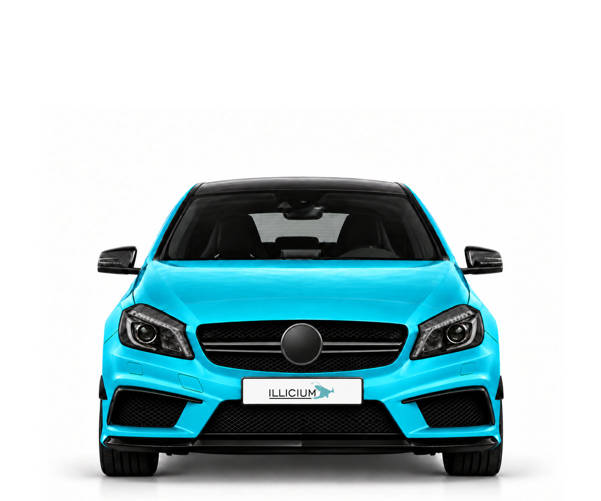 W176 · VFL – Fahrzeugillustration in Türkis Metallic, schwarze Anbauteile, neutrale Emblemform und ILLICIUM-Kennzeichen