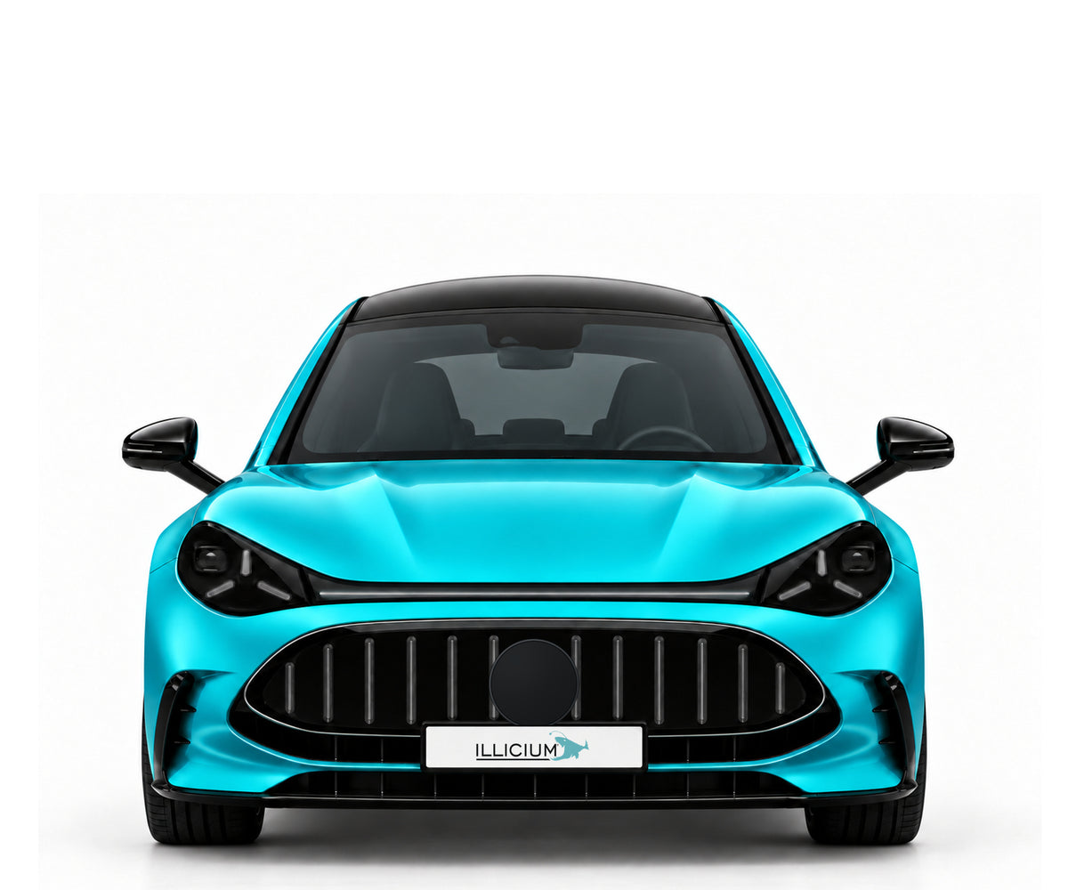 AMG GT 4-Türer ELECTRIC · Produktionsfront2026 – Fahrzeugillustration in Türkis Metallic, schwarze Anbauteile, neutrale Emblemform und ILLICIUM-Kennzeichen