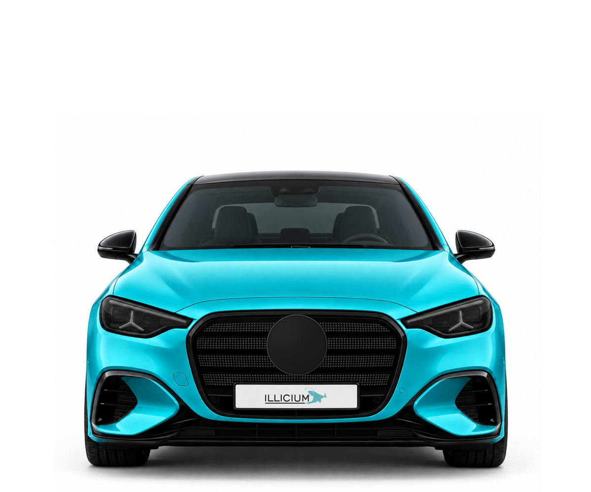 C-Klasse electric · AMG Line Plus – Fahrzeugillustration in Türkis Metallic, schwarze Anbauteile, neutrale Emblemform und ILLICIUM-Kennzeichen