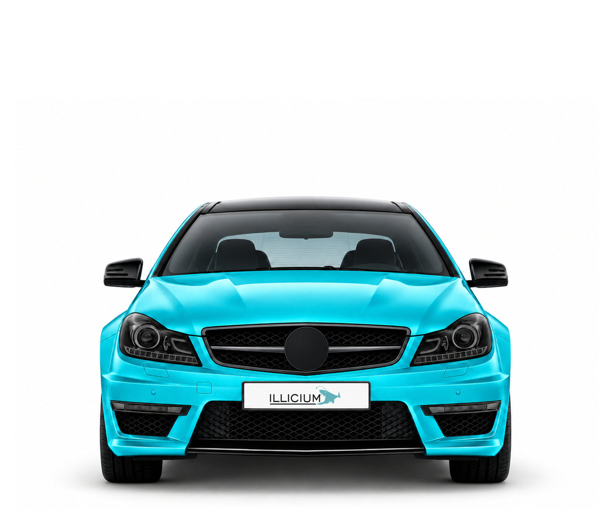 C204 · C63 AMG Coupé – Fahrzeugillustration in Türkis Metallic, schwarze Anbauteile, neutrale Emblemform und ILLICIUM-Kennzeichen