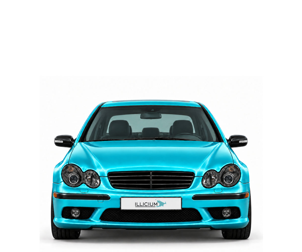 W203 · C55 AMG · eigene Front – Fahrzeugillustration in Türkis Metallic, schwarze Anbauteile, neutrale Emblemform und ILLICIUM-Kennzeichen
