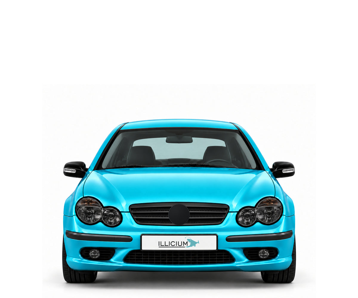 CL203 · Sportcoupé · Facelift – Fahrzeugillustration in Türkis Metallic, schwarze Anbauteile, neutrale Emblemform und ILLICIUM-Kennzeichen