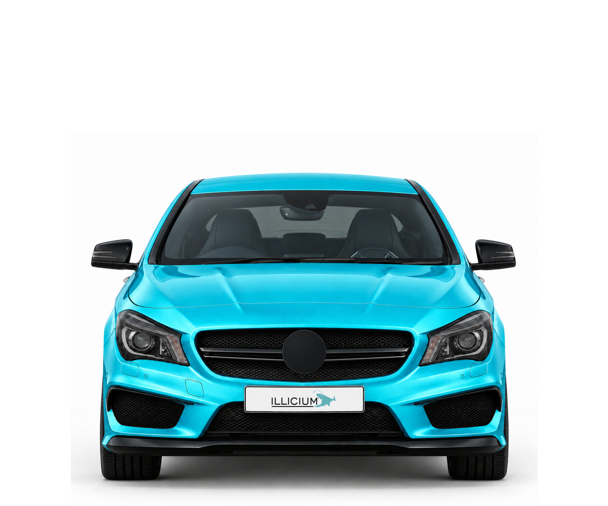 C117 · CLA45 AMG · Vorfacelift – Fahrzeugillustration in Türkis Metallic, schwarze Anbauteile, neutrale Emblemform und ILLICIUM-Kennzeichen