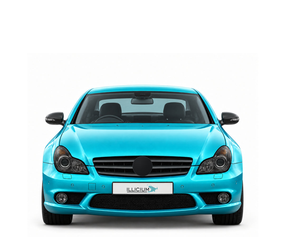 C219 · CLS55 AMG · Vorfacelift – Fahrzeugillustration in Türkis Metallic, schwarze Anbauteile, neutrale Emblemform und ILLICIUM-Kennzeichen