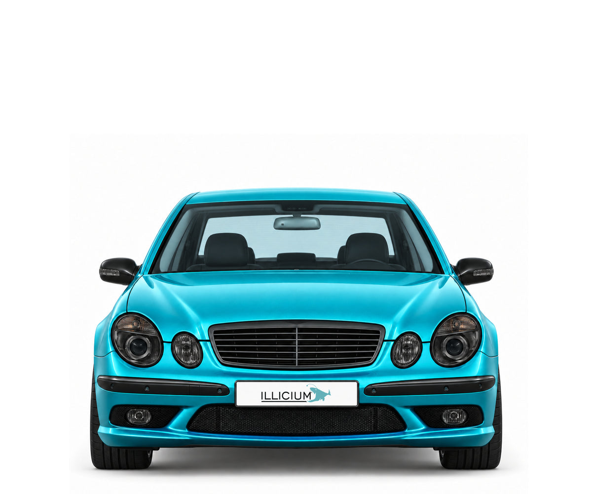W211-VFL · E55 AMG · VFL – Fahrzeugillustration in Türkis Metallic, schwarze Anbauteile, neutrale Emblemform und ILLICIUM-Kennzeichen