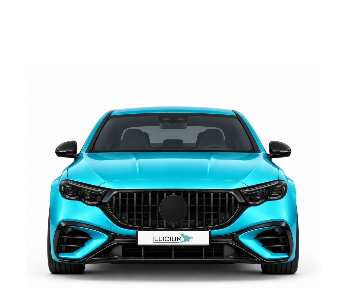 W214 · E53 HYBRID AMG – Fahrzeugillustration in Türkis Metallic, schwarze Anbauteile, neutrale Emblemform und ILLICIUM-Kennzeichen