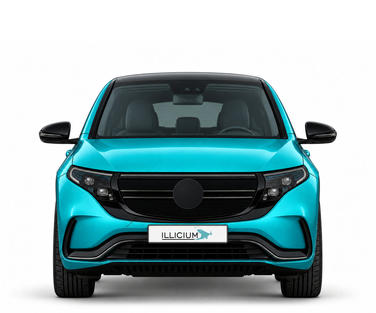 EQC N293 · AMG Line – Fahrzeugillustration in Türkis Metallic, schwarze Anbauteile, neutrale Emblemform und ILLICIUM-Kennzeichen