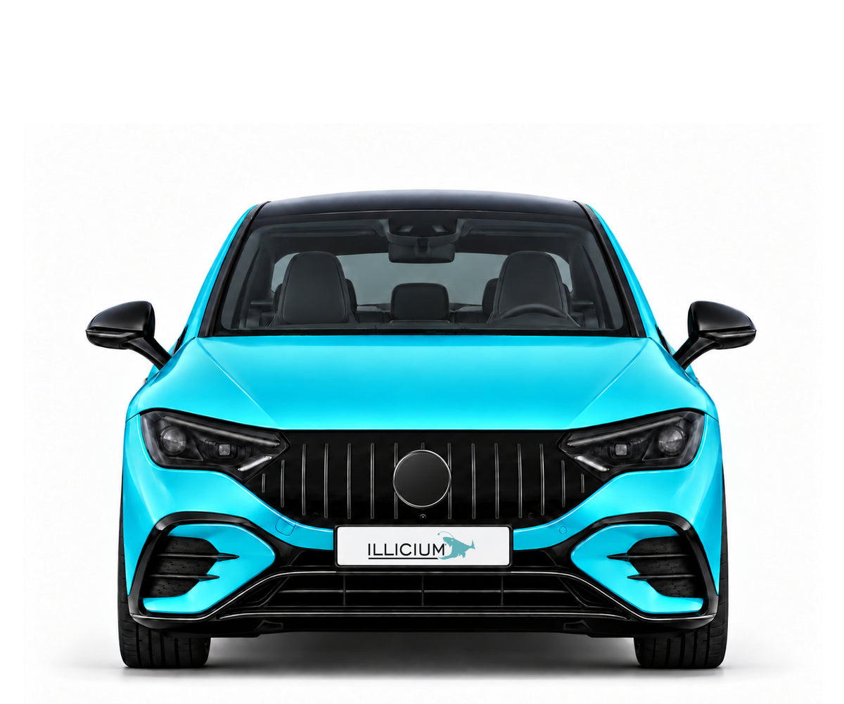 EQE53 V295 · AMG – Fahrzeugillustration in Türkis Metallic, schwarze Anbauteile, neutrale Emblemform und ILLICIUM-Kennzeichen