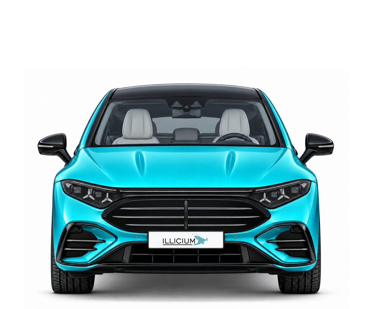 EQS V297 · Electric Art mit AMG-Karosseriestyling ·2026 – Fahrzeugillustration in Türkis Metallic, schwarze Anbauteile, neutrale Emblemform und ILLICIUM-Kennzeichen