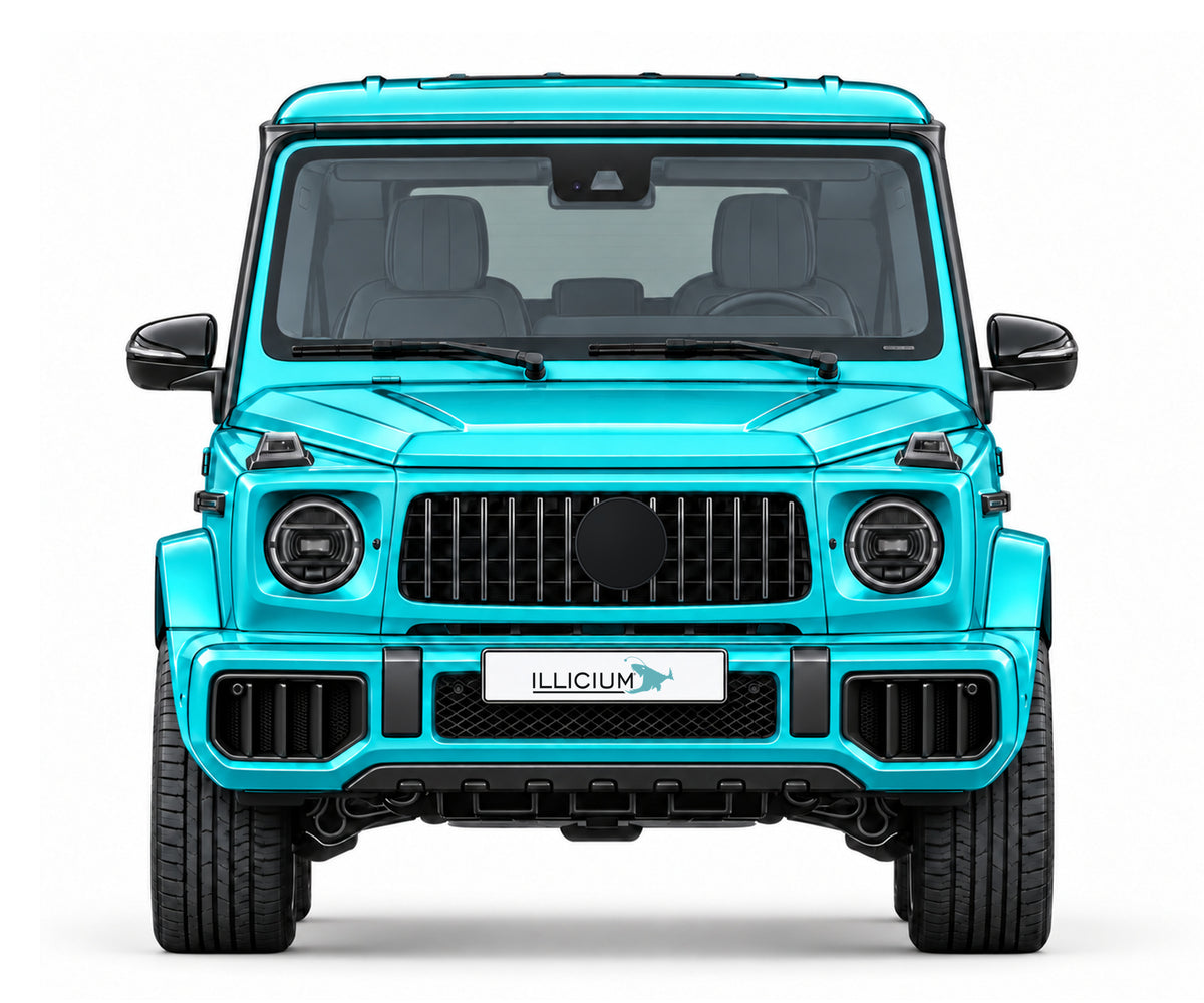 W465 · G63 AMG · Facelift ab2024 – Fahrzeugillustration in Türkis Metallic, schwarze Anbauteile, neutrale Emblemform und ILLICIUM-Kennzeichen