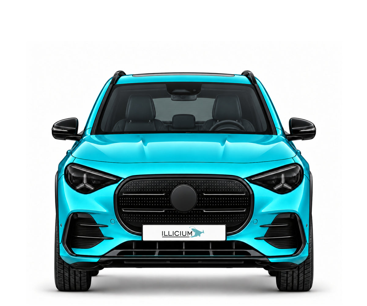 GLA elektrisch · neue Generation 2026 · AMG Line – Fahrzeugillustration in Türkis Metallic, schwarze Anbauteile, neutrale Emblemform und ILLICIUM-Kennzeichen