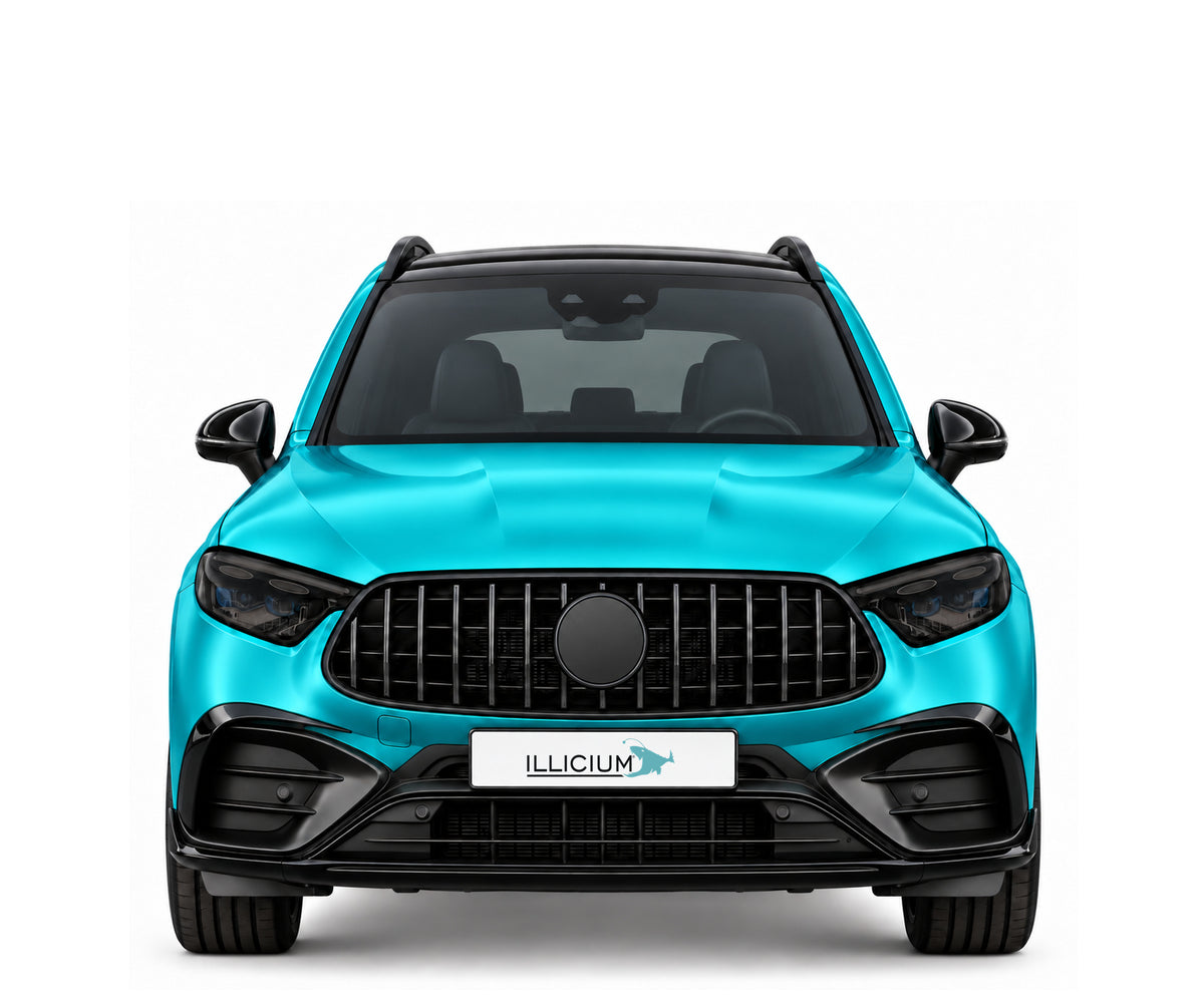 GLC X254 SUV · AMG63 S E Performance · 2023 – Fahrzeugillustration in Türkis Metallic, schwarze Anbauteile, neutrale Emblemform und ILLICIUM-Kennzeichen