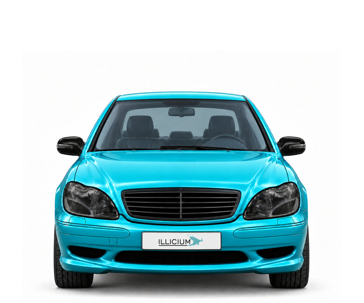 S-Klasse W220 · S55 AMG · Vorfacelift2001 – Fahrzeugillustration in Türkis Metallic, schwarze Anbauteile, neutrale Emblemform und ILLICIUM-Kennzeichen