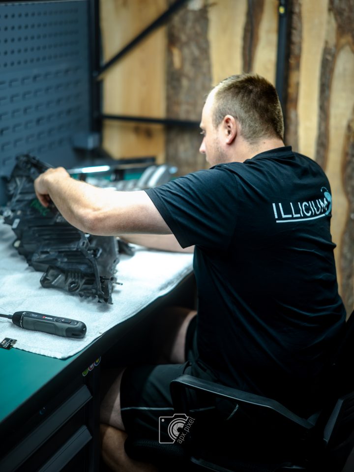 Arbeit an einem geöffneten Scheinwerfer in der ILLICIUM-Werkstatt, Foto apx.pixel