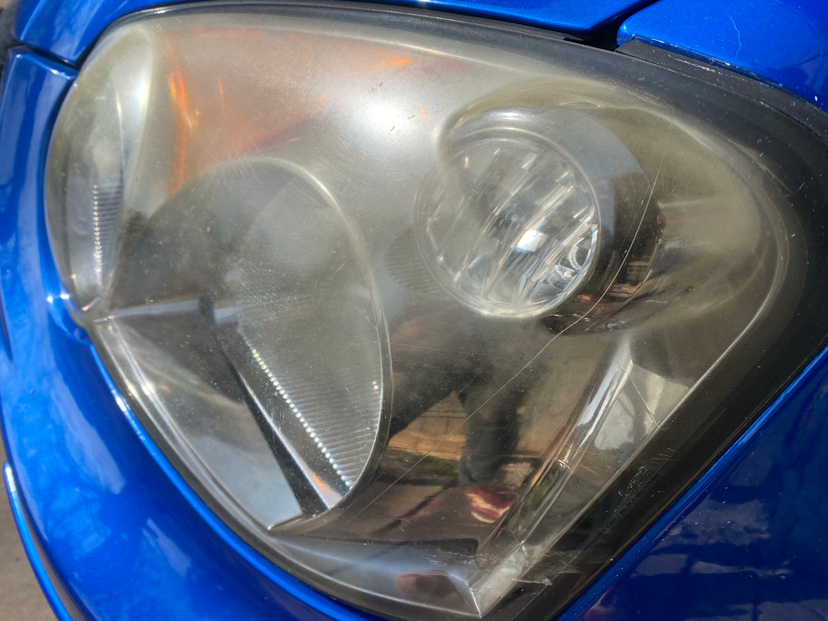 Vergilbter, matter Scheinwerfer vor der Aufbereitung, Subaru WRX