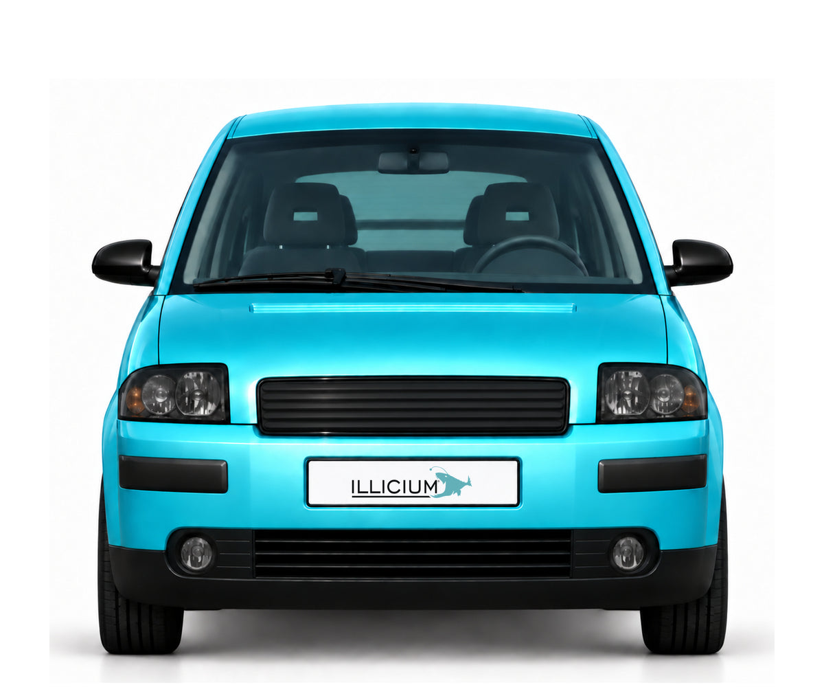 Audi A2 8Z mit gerippter Serviceklappe – Frontansicht in Türkis Metallic mit ILLICIUM-Kennzeichen