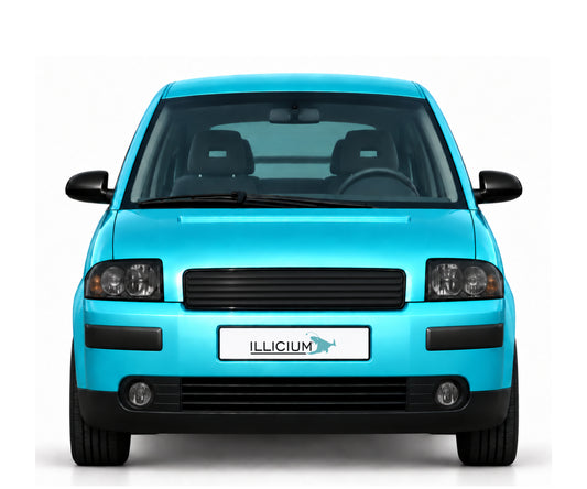 Audi A2 8Z mit gerippter Serviceklappe – Frontansicht in Türkis Metallic mit ILLICIUM-Kennzeichen