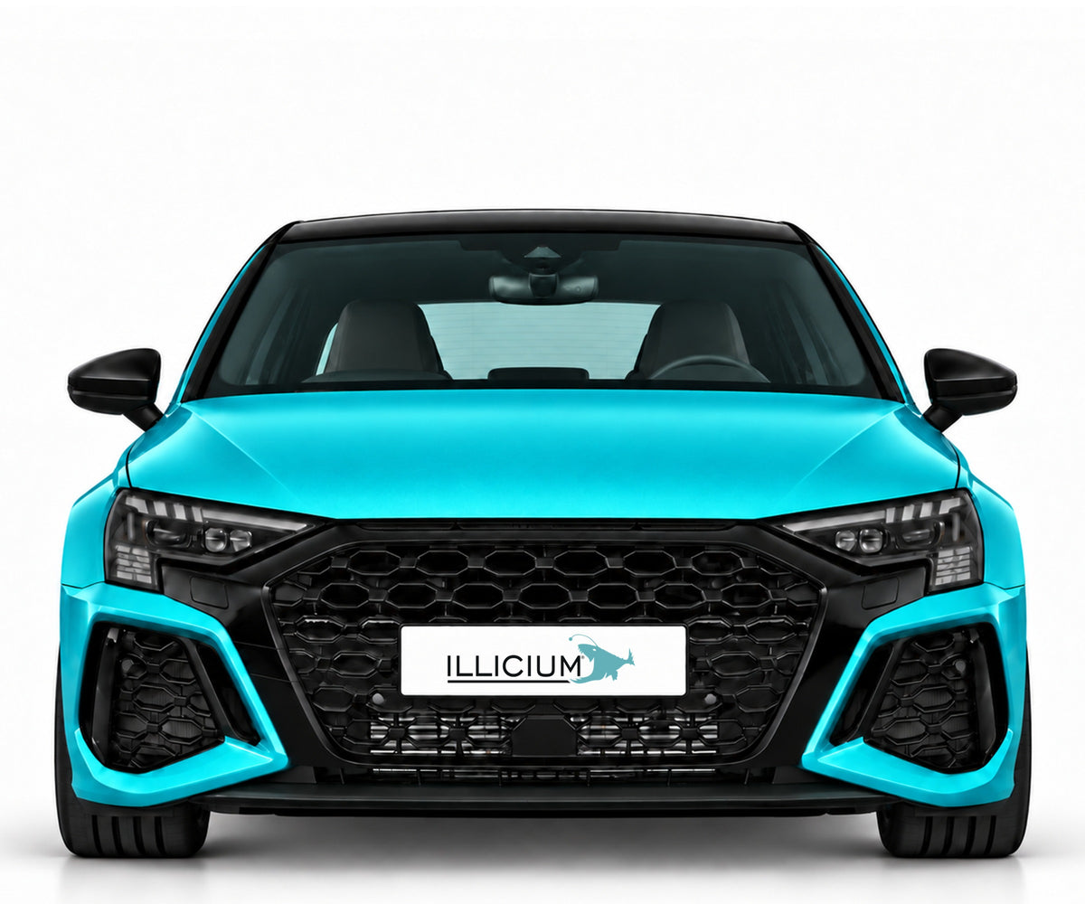 Audi RS3 8Y – Frontansicht in Türkis Metallic mit ILLICIUM-Kennzeichen