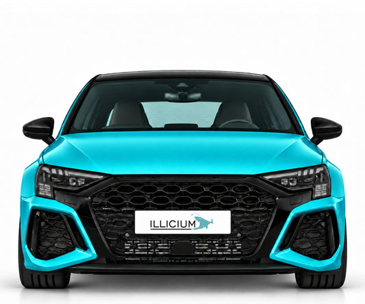 Audi RS3 8Y – Frontansicht in Türkis Metallic mit ILLICIUM-Kennzeichen