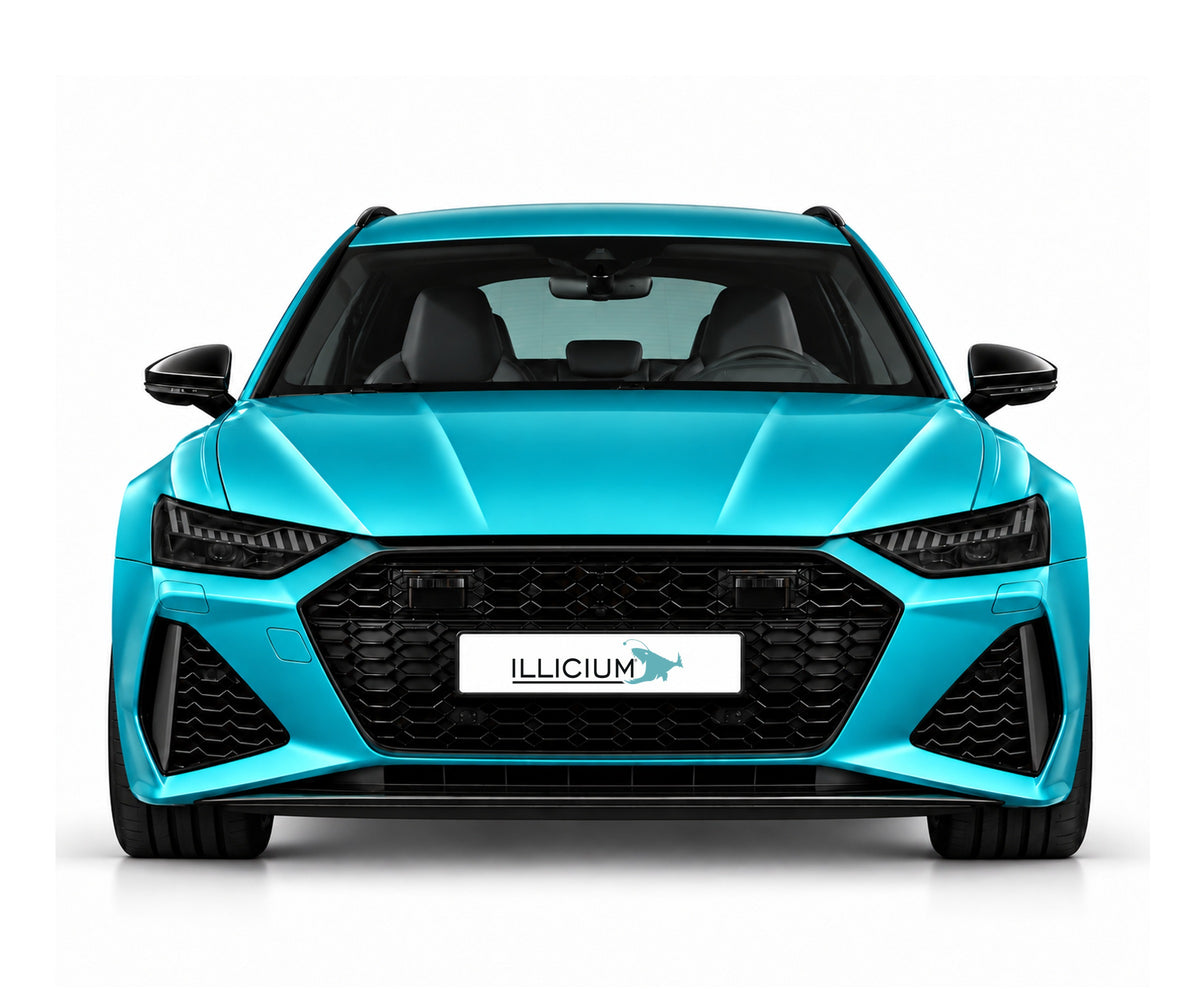 Audi RS6 C8 – Front in Türkis Metallic, schwarze Anbauteile und Original-ILLICIUM-Kennzeichen