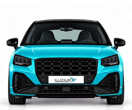 Audi SQ2 GA – Frontansicht in Türkis Metallic mit ILLICIUM-Kennzeichen