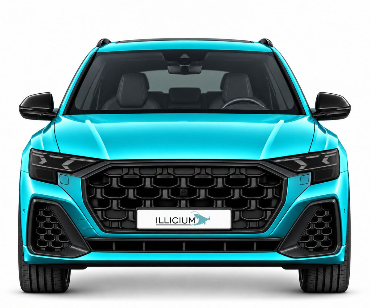 Audi SQ8 TFSI Facelift ab 09/2023 – gerade Frontansicht in Türkis Metallic, schwarze Anbauteile und ILLICIUM-Kennzeichen