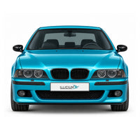 BMW E39 · LCI – M5 · klare Gläser mit Corona-Ringen, Frontansicht in Türkis Metallic mit schwarzen Anbauteilen und ILLICIUM-Kennzeichen