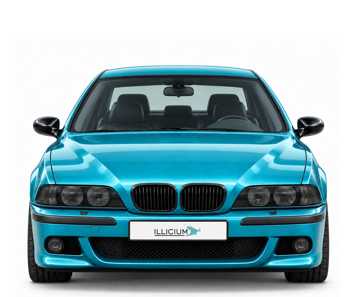 BMW E39 · Vorfacelift – M5 · geriffelte Scheinwerfergläser ohne Corona-Ringe, Frontansicht in Türkis Metallic mit schwarzen Anbauteilen und ILLICIUM-Kennzeichen