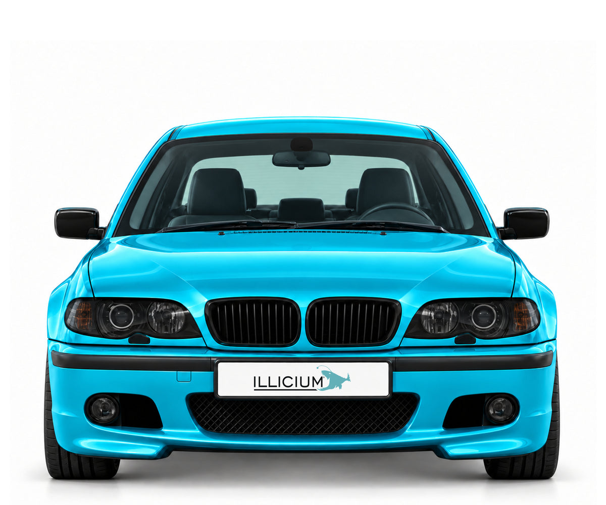 BMW E46 Limousine / Touring · LCI – 330i M Sport Limousine 2004, Frontansicht in Türkis Metallic mit schwarzen Anbauteilen und ILLICIUM-Kennzeichen