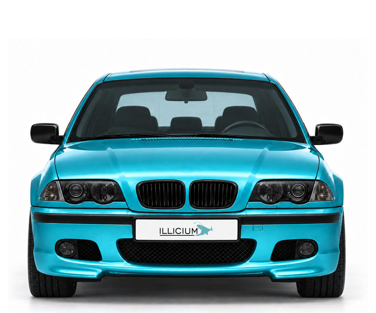 BMW E46 Limousine / Touring · Vorfacelift – 330i Sport Limousine 2001, Frontansicht in Türkis Metallic mit schwarzen Anbauteilen und ILLICIUM-Kennzeichen