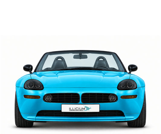 BMW Z8 E52 – Frontansicht in Türkis Metallic mit schwarzen Anbauteilen, dunklen ausgeschalteten Leuchten und Original-ILLICIUM-Kennzeichen