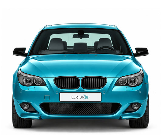 BMW E60 / E61 · Vorfacelift – 5er Limousine M Sport · Xenon, Frontansicht in Türkis Metallic mit schwarzen Anbauteilen und ILLICIUM-Kennzeichen