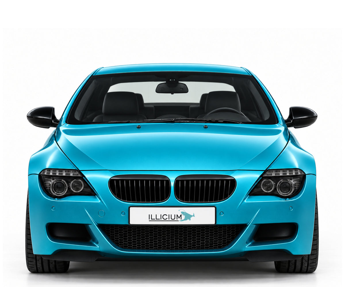 BMW E63 / E64 · LCI – M6 Coupé · Xenon · Ausführung 2009, Frontansicht in Türkis Metallic mit schwarzen Anbauteilen und ILLICIUM-Kennzeichen