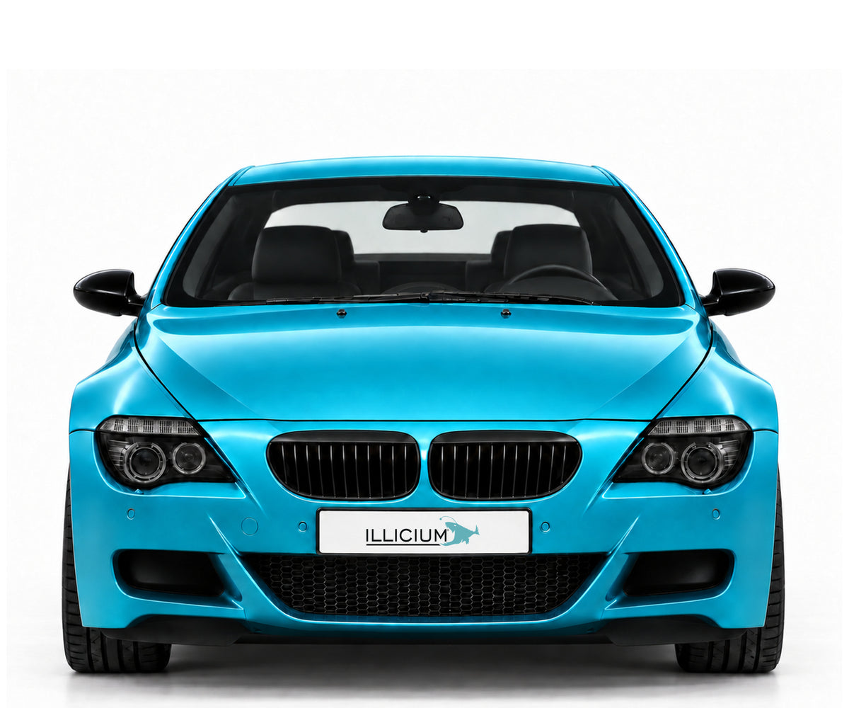 BMW E63 / E64 · Vorfacelift – M6 Coupé · Xenon · frühe Ausführung, Frontansicht in Türkis Metallic mit schwarzen Anbauteilen und ILLICIUM-Kennzeichen