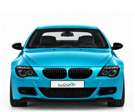 BMW E63 / E64 · Vorfacelift – M6 Coupé · Xenon · frühe Ausführung, Frontansicht in Türkis Metallic mit schwarzen Anbauteilen und ILLICIUM-Kennzeichen